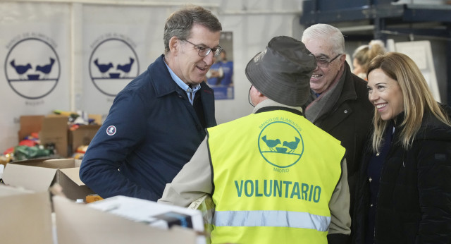 Alberto Núñez Feijóo y Ana Alós en una visita al Banco de Alimentos