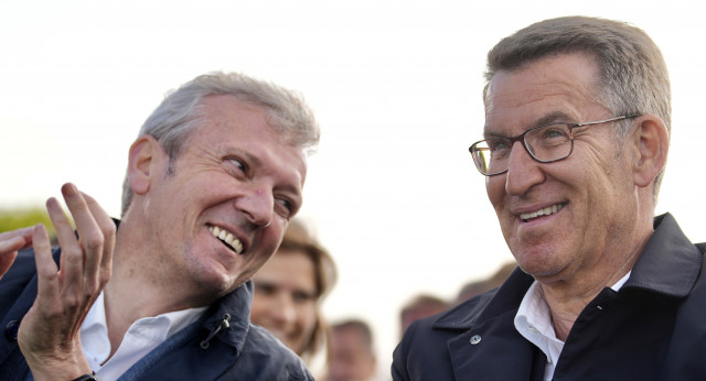 El presidente del PP, Alberto Núñez Feijóo, y el presidente de la Xunta de Galicia y del PP de Galicia, Alfonso Rueda, durante el mitin celebrado en Ferrol