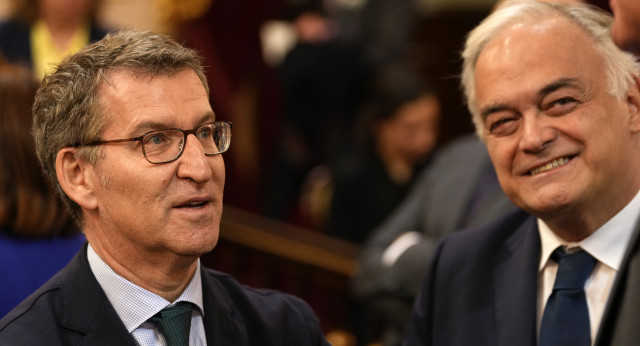 Alberto Núñez Feijóo junto a Esteban González Pons en al acto de Estado de memoria del Holocausto, en el Senado