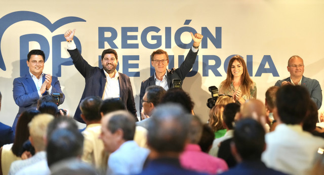 Alberto Núñez Feijóo y Fernando López Miras durante la Junta Directiva Regional del PP de Murcia