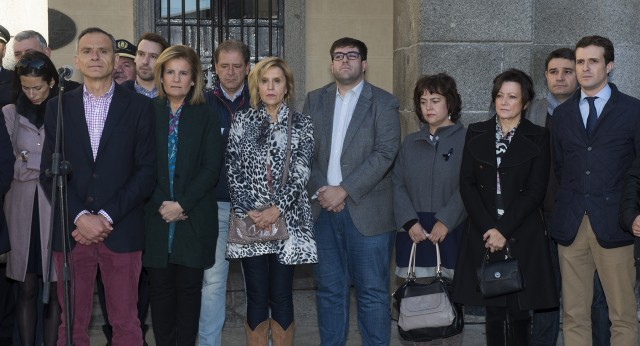 Minuto de silencio en Ávila con Fátima Báñez y Pablo Casado