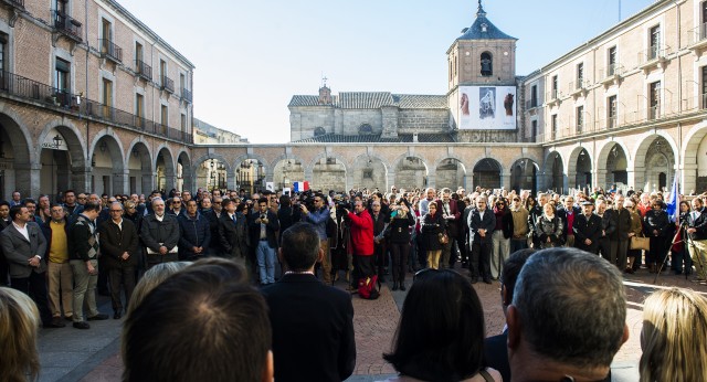 Minuto de silencio en Ávila con Fátima Báñez y Pablo Casado