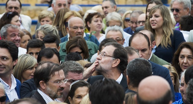 Mariano Rajoy saluda a los asistentes al acto