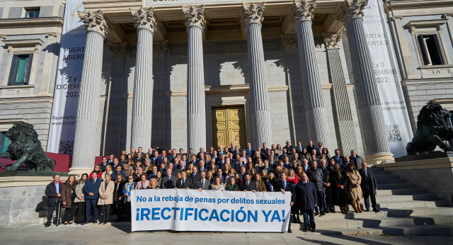 Concentración de los diputados y senadores del PP a las puertas del Congreso para pedir la dimisión de la ministra de Igualdad, Irene Montero