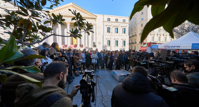 Concentración de los diputados y senadores del PP a las puertas del Congreso para pedir la dimisión de la ministra de Igualdad, Irene Montero