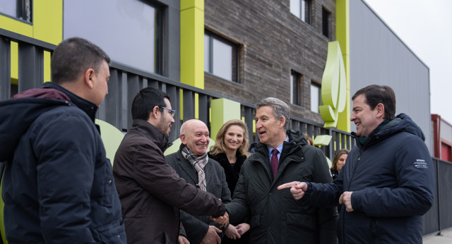 Feijóo en la visita a la empresa Medgon en Palencia