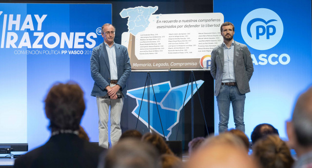 Pablo Casado y Alfonso Alonso durante el minuto de silencio en la clausura de la Convención del PP Vasco