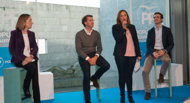 Elena Muñoz junto a Pablo Casado, Ana Pastor, y Alberto Núñez Feijóo, que  participan en el acto "CumPPlimos" celebrado en Vigo