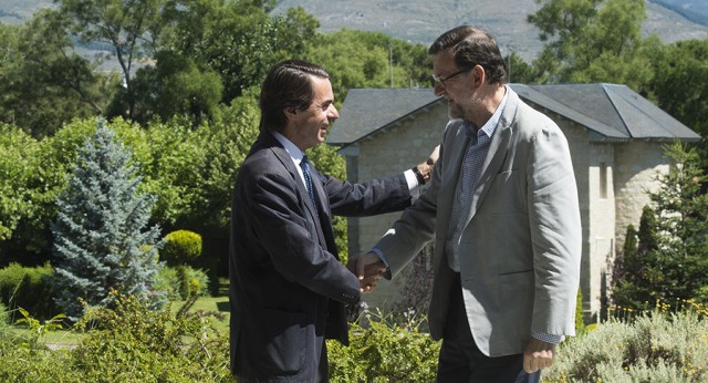 José María Aznar saluda a Mariano Rajoy a su llegada al Campus FAES