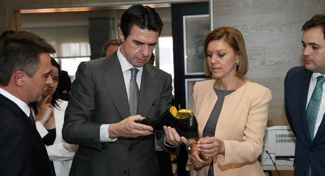 María Dolores de Cospedal y José Manuel Soria visitan una fábrica de zapatos