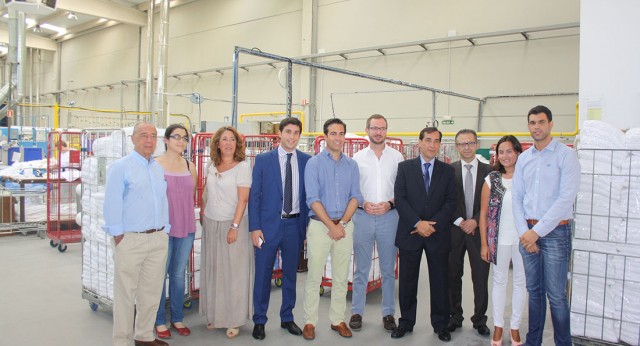 El vicesecretario de Sectorial del PP, Javier Maroto, y Pablo Zalba visitan en Beriáin, las instalaciones de las Lavanderías Industriales Lavanor, que cuentan con un 85% de trabajadores con discapacidad