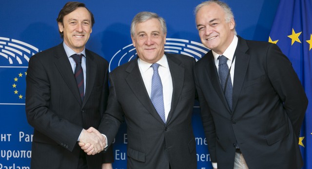 Rafael Hernando, junto al portavoz del PP en el Parlamento Europeo, Esteban González Pons, se reúnen con el presidente del Parlamento Europeo, Antonio Tajani