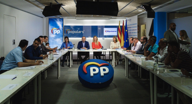 Reunión de la portavoz del GPP, Cayetana Álvarez de Toledo, y el presidente del PP de Cataluña, Alejandro Fernández, con asociaciones de la Guardia Civil y representantes de sindicatos de la Policía Nacional, de los Mossos y de la Guardia Urbana.