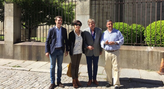 Pablo Casado y José Ramón García-Hernández se reúnen con los padres de Leopoldo López