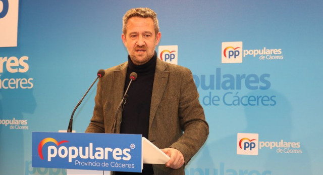 Jaime de Olano, vicesecretario de Participación, en la sede del Partido Popular de Cáceres