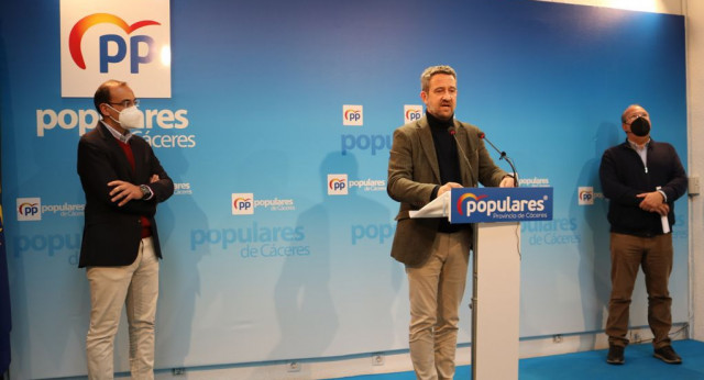 Jaime de Olano, vicesecretario de Participación, en la sede del Partido Popular de Cáceres