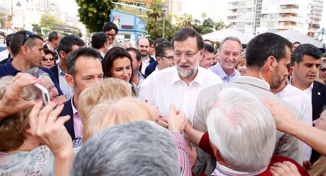 El Presidente Rajoy saludando a los vecinos de Benidorm
