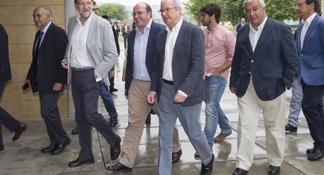 Mariano Rajoy junto a Pedro Antonio Sánchez a su llegada al acto en Murcia