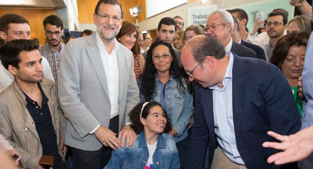 Mariano Rajoy junto a Carmen Gonzálvez López que votará por primera vez el 24M y Pedro Antonio Sánchez en Murcia