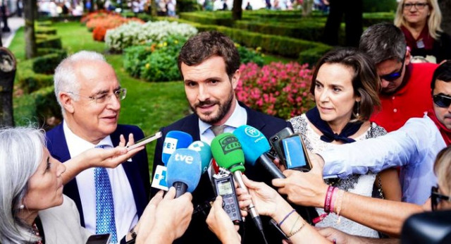 Pablo Casado atiende a los medios de comunicación en Logroño