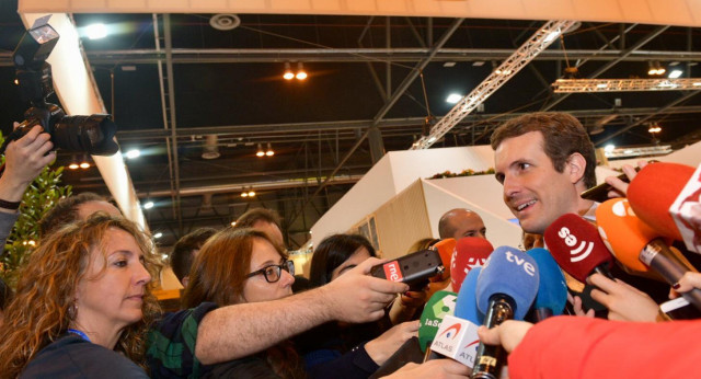 Pablo Casado atiende a los medios de comunicación en FITUR