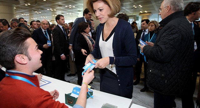 María Dolores de Cospedal acreditándose en la Convención Nacional 