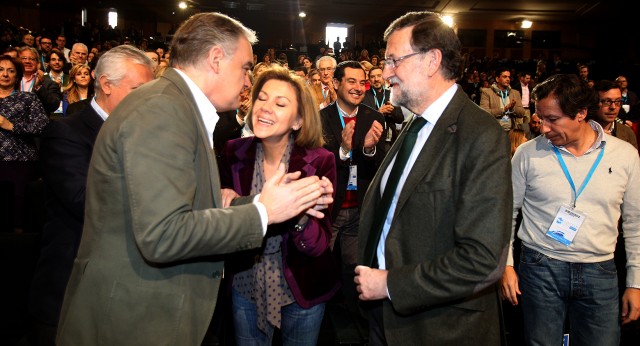 Esteban González Pons Saluda a María Dolores De Cospedal en el Plenario de la Convención del PP 