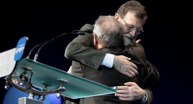 Mariano Rajoy Brey abraza a Jesús Quiroga alcalde de Almatret 