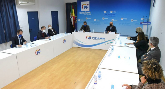 Jaime de Olano, vicesecretario de Participación, en la sede del Partido Popular de Cáceres