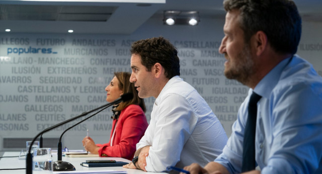 Teodoro García Egea, Jaime de Olano e Isabel Borrego en la inauguración de la tercera jornada del seminario del PP “Activemos España. Impulsando el Turismo”