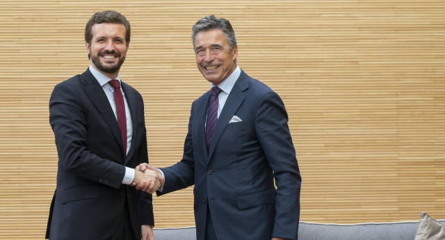 Pablo Casado junto a Rasmussen