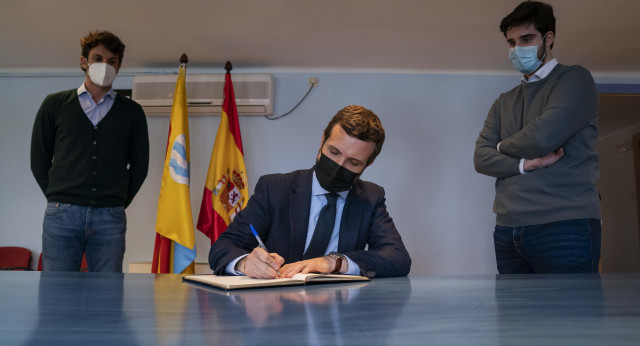 Pablo Casado en su visita a las instalaciones de Comercial ALECA en Gimenells (Lleida)