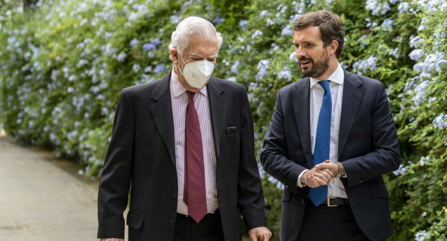 Pablo Casado junto a Mario Vargas Llosa