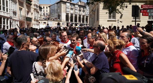 Pablo Casado atiende a los medios en Vitoria