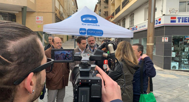 Teodoro García Egea atiende a los medios en Baza, Granada