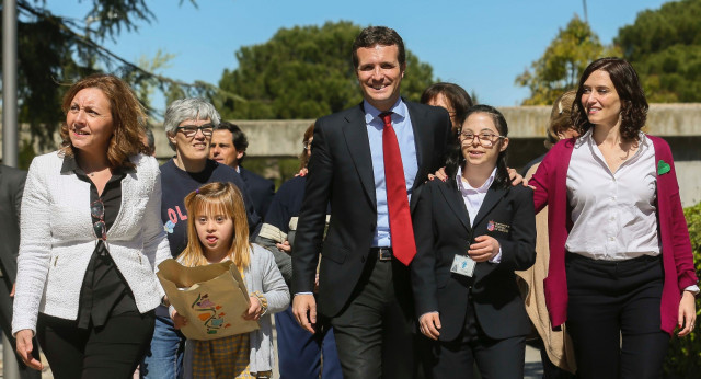 Pablo Casado en su visita a la Fundación Gil Gayarre