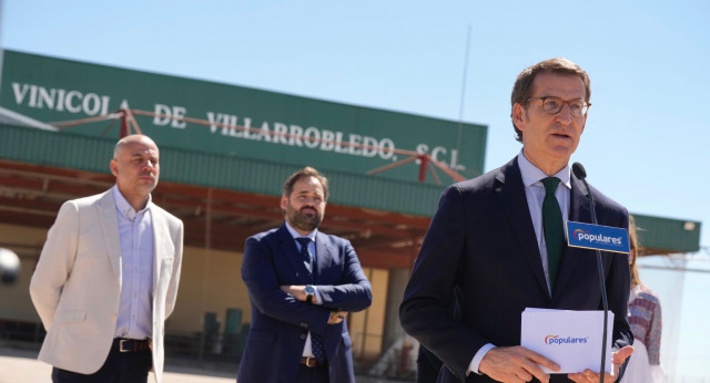 Feijóo hoy, durante su visita a una cooperativa vitivinícola y una industria láctea en Villarrobledo (Albacete)