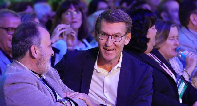 El presidente del Partido Popular, Alberto Núñez Feijóo, junto a Miguel Carballeda, presidente de la ONCE, en el XI Congreso estatal 