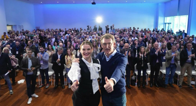 Alberto Núñez Feijóo y Marga Prohens al finalizar el acto.