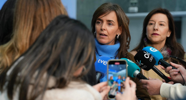 La vicesecretaria de Organización Territorial, Carmen Fúnez, atiende a los medios en Ourense