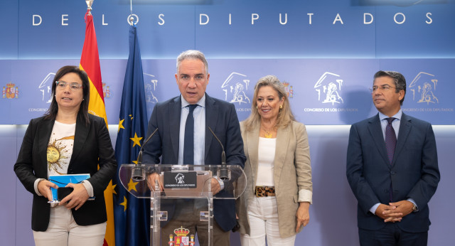 Bendodo durante la rueda de prensa en el Congreso