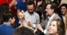 Mariano Rajoy saluda a algunos jóvenes a su llegada al acto
