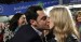 Juanma Moreno besa a su mujer