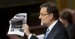 Mariano Rajoy muestra un artículo de prensa durante el Debate Sobre el Estado de la Nación 