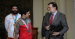 El presidente del Gobierno, Mariano Rajoy, recibe un obsequio de los medallistas en los JJ.OO. de Invierno en Corea