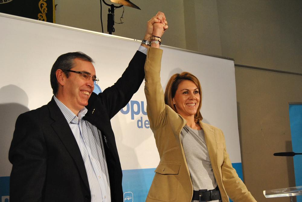 María Dolores de Cospedal con el candidato a la alcaldía de la Roda (Albacete), Vicente Aroca
