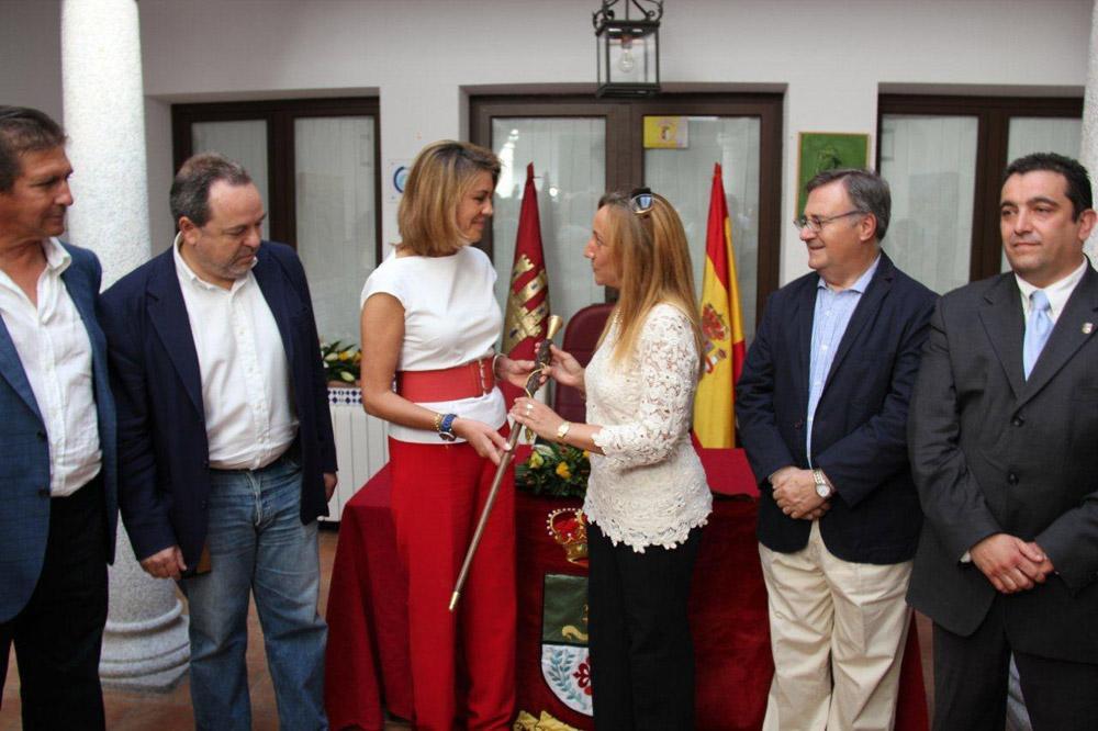 Cospedal recibe el bastón de mando de la alcaldesa de Nambroca