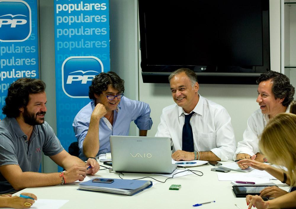 Esteban González Pons y Jorge Moragas en la reunión de la vicesecretaría de Comunicación
