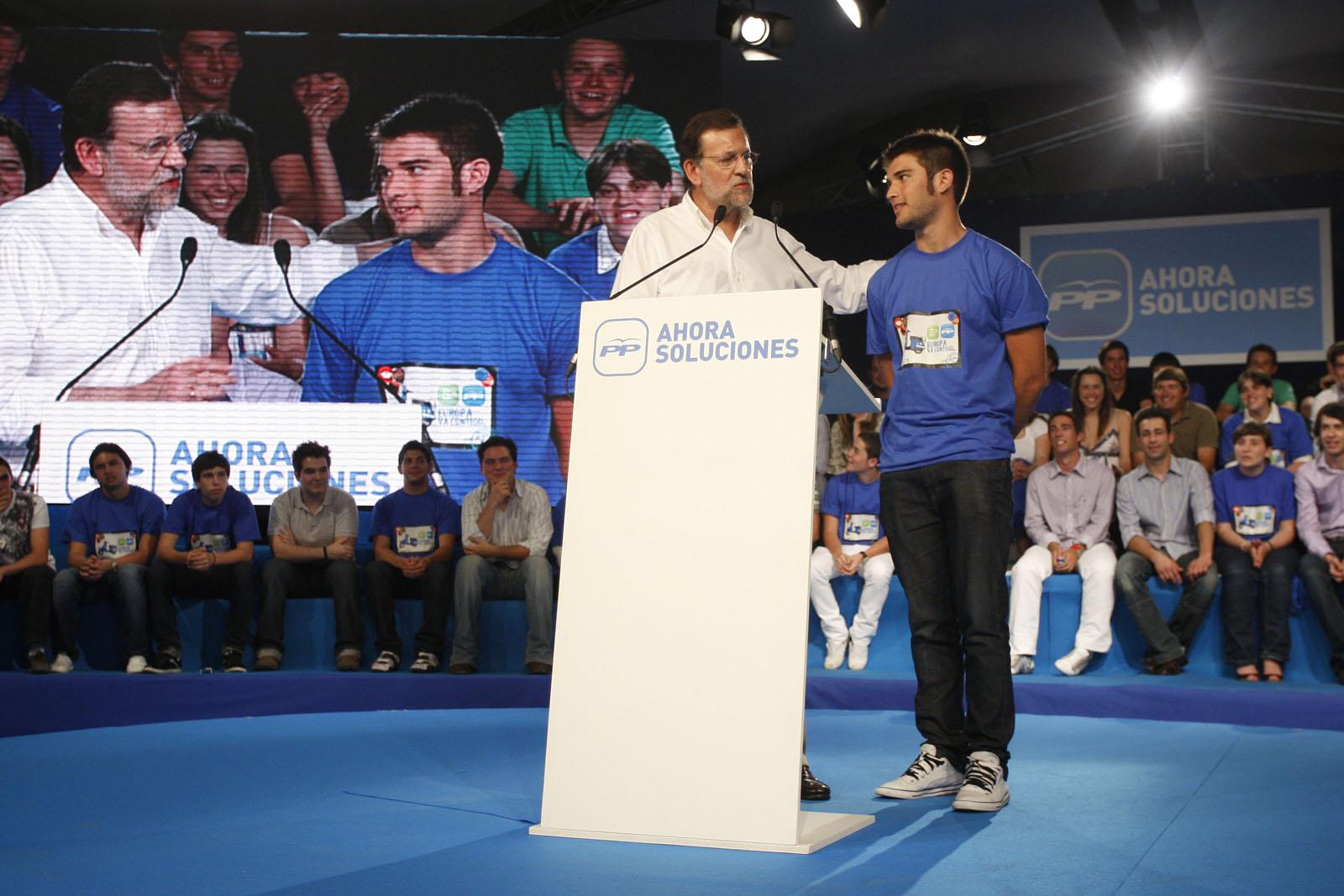 Mariano Rajoy charla con un joven durante su mitin en Palma de Mallorca