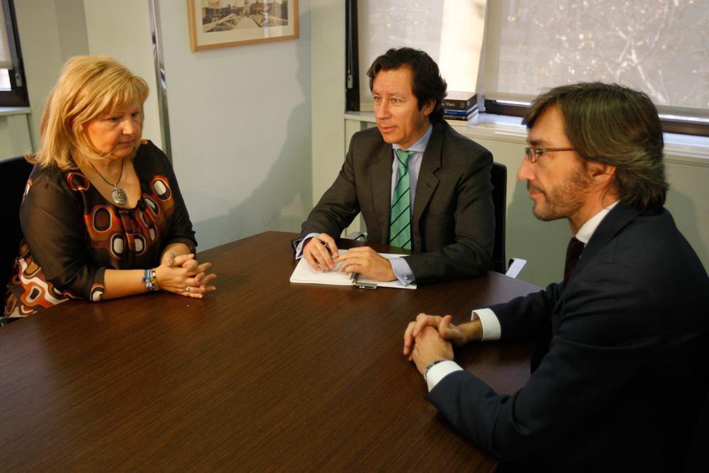 Floriano y Oyarzabal se reúnen con la presidenta de la AVT, Ángeles Pedraza